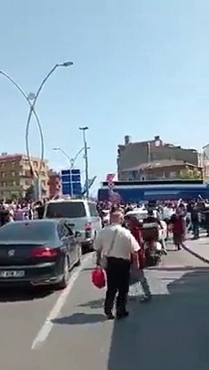 Soylu Gazi Mahallesi’nde: ‘Nasıl CHP bu? PKK’yla iç içe girmişsiniz’