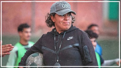 Hasnaa Doumi trainiert als erste Frau Marokkos männliches Fußballteam