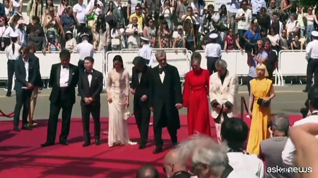 Cannes il red carpet di Wim Wenders per "Perfect Days"
