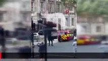 İngiltere'de Başbakanlık Ofisi'nin kapısına araç çarptı