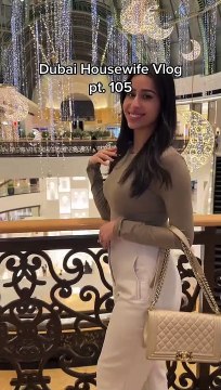 Casalinga moglie di un milionario si lamenta della vita agiata