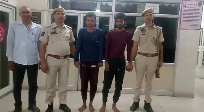 ई रिक्शा चुराने वाले दो बदमाशों को दबोचा ई-रिक्शा और चोरी की 8 बैट्री बरामद