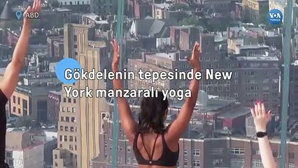Gökdelenin tepesinde New York manzaralı yoga