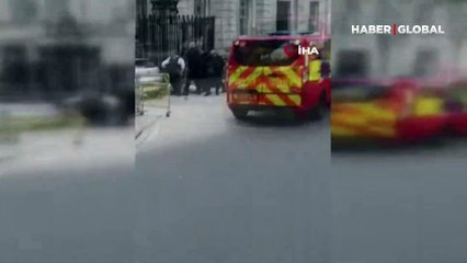 İngiltere’de Başbakanlık Ofisi’nin bulunduğu caddede hareketli anlar! Kapısına araç çarptı