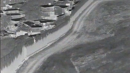 Criança de 4 anos largada de muro na fronteira os EUA e o México