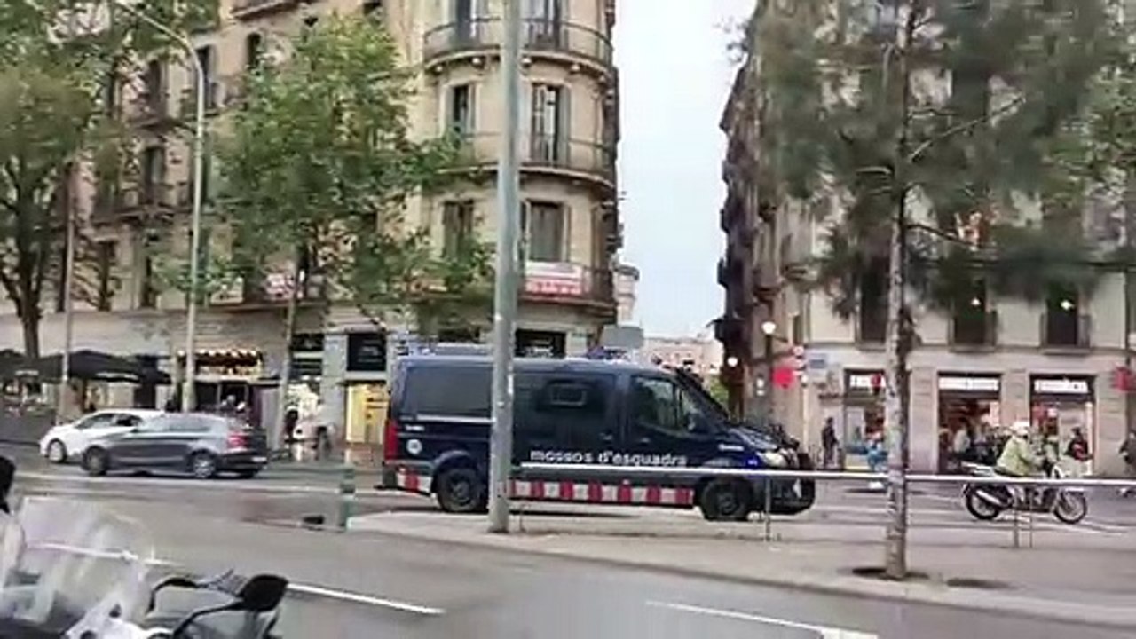 Furgones de los Mossos d'Esquadra llegando a la plaza Universitat de Barcelona