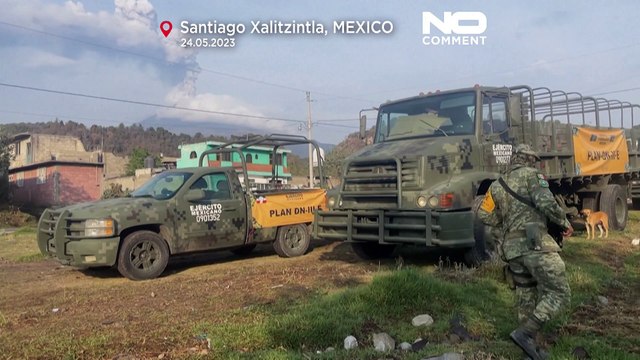 Mexicanos tentam manter a normalidade enquanto vulcão lança gás e cinzas