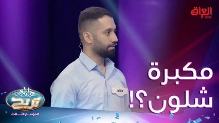 فد شخص صاحب وظيفة يستخدم المكبرة بالشغل مالته