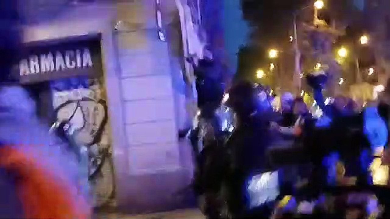 Momentos de tensión entre Mossos d'Esquadra y los okupas en la manifestación de este jueves