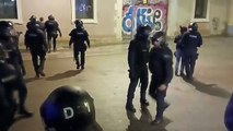 Momentos de tensión entre los manifestantes y los agentes de los Mossos en la plaza Castella en Barcelona