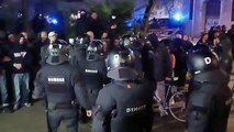 Momentos de tensión entre los manifestantes y los agentes de los Mossos en la plaza Castella en Barcelona