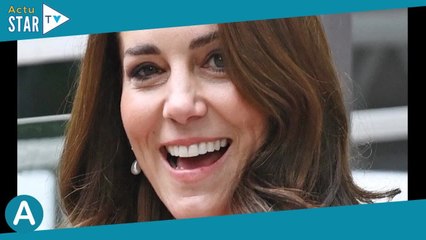 Kate Middleton lumineuse working girl : surprenant tailleur et décolleté plongeant pour un rendez-vo