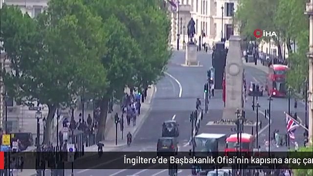 İngiltere'de Başbakanlık Ofisi'nin kapısına araç çarptı