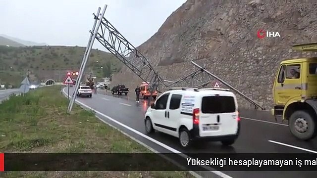 Yüksekliği hesaplayamayan iş makinesi yüklü kamyon uyarı tabelasını devirdi