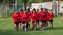 VAN - Belediyenin spora kazandırdığı kızların başarısı, Van'da kız futbolcuların sayısını artırdı