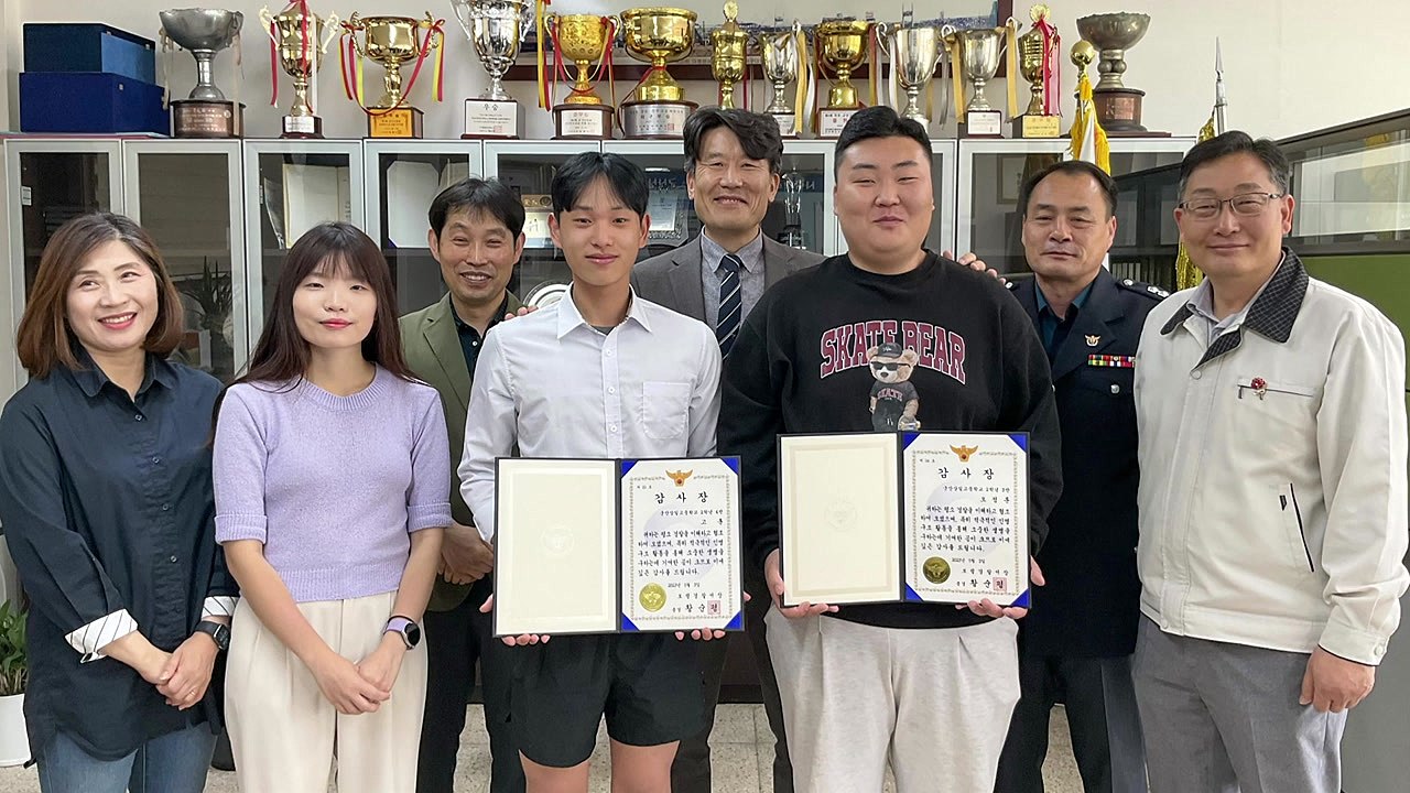 자살기도 50대 생명 살린 고등학생들...경찰서장 표창 / YTN