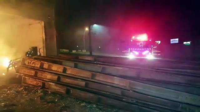 Bombeiros controlam incêndio em prédio abandonado na marginal da PRC-467