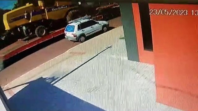 Câmeras registram momento em que caminhão derruba poste na Avenida Tito Muffato