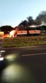 Carreta pega fogo na BR-467 enquanto caminhoneiro tomava banho; veja vídeo