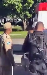 Motorista de aplicativo é filmado correndo nu com alavanca de câmbio presa no ânus