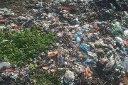 Tumpukan Sampah di Pantai Mbongawani