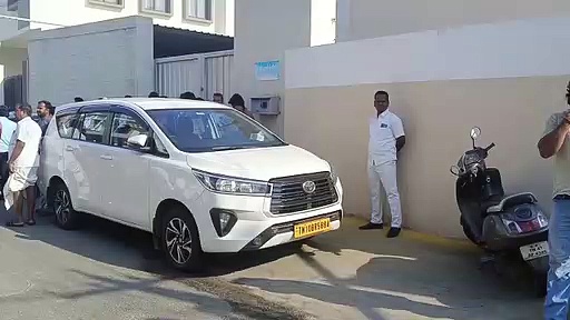 அமைச்சர் செந்தில் பாலாஜின் வீட்டில் ரெய்டு; தொண்டர்கள் குவியத் தொடங்கியதால் பரபரப்பு