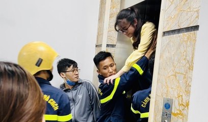 Giải cứu 4 học sinh mắc kẹt trong thang máy tại trung tâm Tiếng Anh