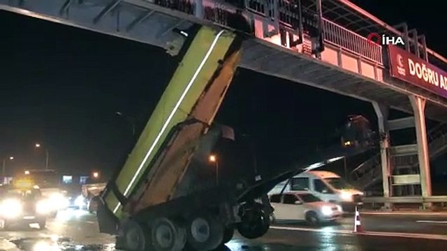 Eyüpsultan’da damperi açılan hafriyat kamyonu üst geçide çarptı