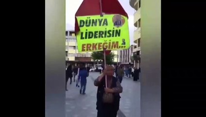 AKP'li vatandaş, "dünya liderisin erkeğim" yazılı pankartla Konya'yı dolaştı!