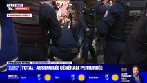 Des militants écologistes qui perturbent l'AG de TotalEnergies en train d'être délogés par la police