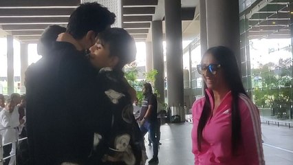 Descargar video: Krushna Abhishek Kids Wife Kashmira Shah को Airport पर भागकर Hug करते Cute Video Viral| Boldsky