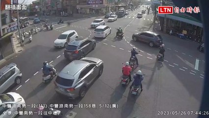 同車弟媳即將臨盆羊水已破 她卡上班車陣急電110由警開道(翻攝畫面)