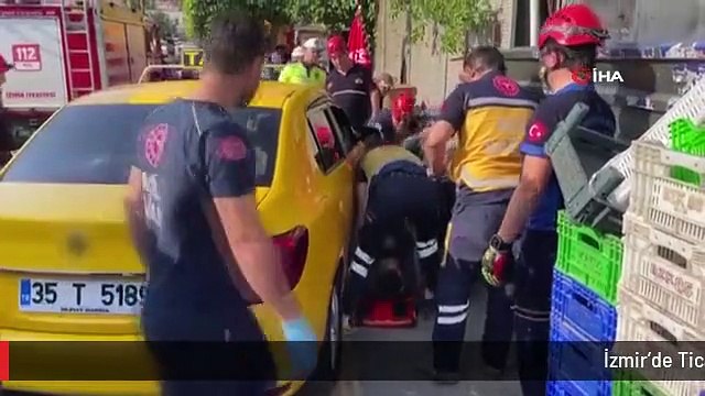 İzmir'de Ticari Taksi Kaldırıma Çıkarak Yayaya Çarptı