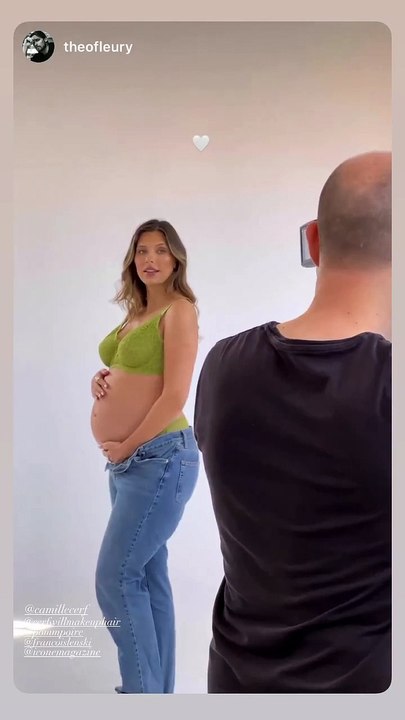 Sur Instagram, elle s'est d'ailleurs dévoilée en pleine séance photo de lingerie.Camille Cerf enceinte, pose en lingerie.