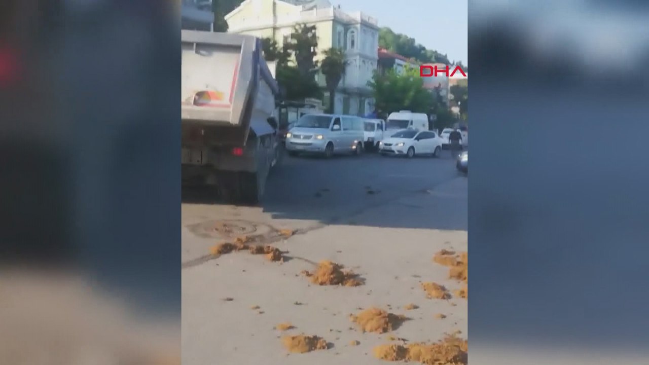 Sarıyer'de kamyondan yola hayvan gübresi döküldü
