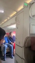 Güney Kore'de havadayken kapısı açılan yolcu uçağı güvenli iniş yaptı