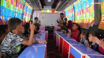 حافلات متنقلة لتعليم أطفال دمّر الزلزال مدارسهم في شمال غرب سوريا