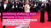 Cannes 2023 : Sylvie Tellier se prend les pieds dans sa robe et chute sur les marches