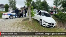 Aydınlatma direğine çarpan otomobil yoldan çıktı