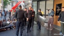 Parigi, tensione polizia-manifestanti all'assemblea di TotalEnergies