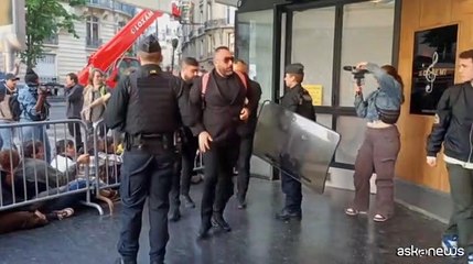 Parigi, tensione polizia-manifestanti all'assemblea di TotalEnergies