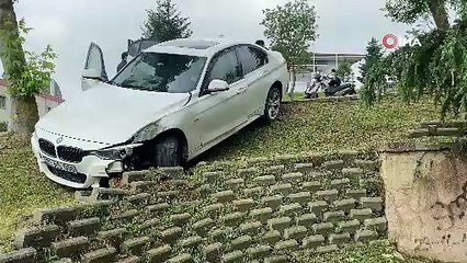 Düzce'de otomobil aydınlatma direğine çarptı: 2 yaralı