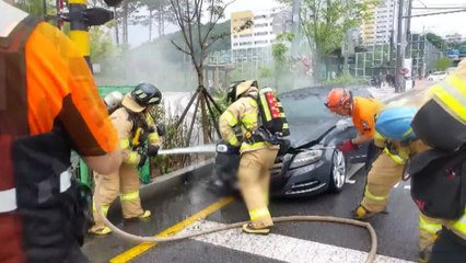 달리던 승용차에서 불...엔진룸 과열 추정 / YTN