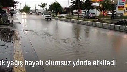 Bilecik'te aniden bastıran sağanak yağış hayatı olumsuz yönde etkiledi