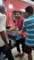 रायपुर रेलवे स्टेशन में खुलेआम अधिक दर पर रेल नीर की बोतल बेच रहे वेंडर