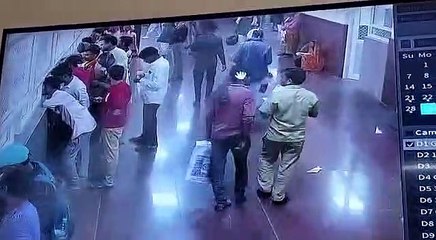 देखें वीडियो : अस्पताल चोर ने दिखाई हाथ की सफाई, तीमारदार ने जेब टटोली तो उड़ गए होश