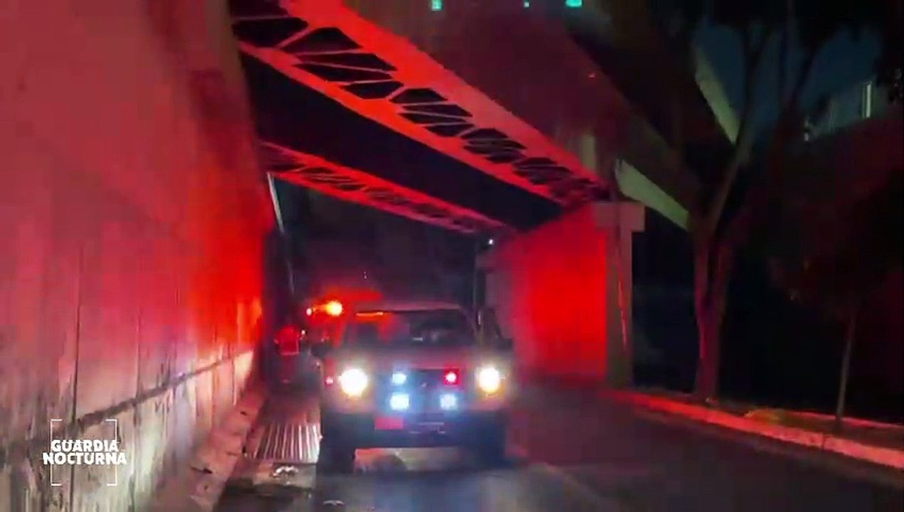 #Preliminar Un hombre en aparente situación de calle resultó lesionado tras caer de un paso a desnivel ubicado sobre avenida Inglaterra, al cruce con Niños Héroes, en la colonia Jardines del Bosque, en Guadalajara #GuardiaNocturna