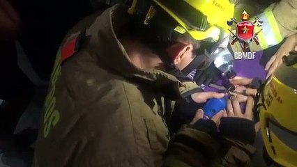 Bombeiros tiram anel preso em dedo de criança de quatro anos