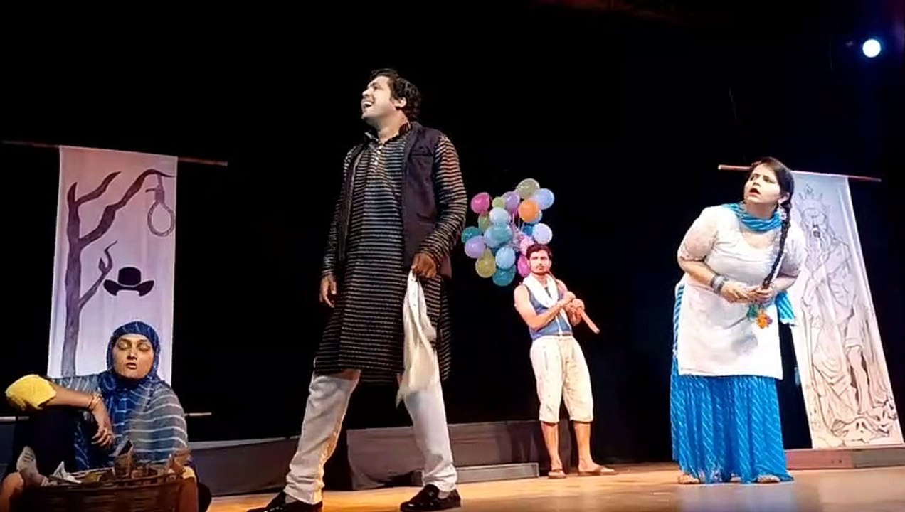 नाटक: लालची आदमी जो हर वक्त रखता है परिवार पर नजर