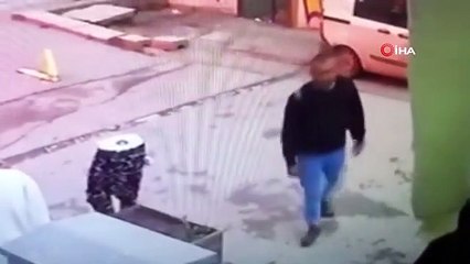 Cansız mankenin üzerindeki kıyafeti böyle çaldı